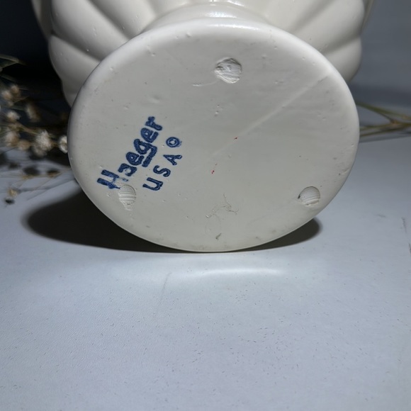 ⭐️⭐️SOLD⭐️⭐️ Vintage Haeger Ivory Pottery Planter - Signed on Bottom - Picture 7 of 8